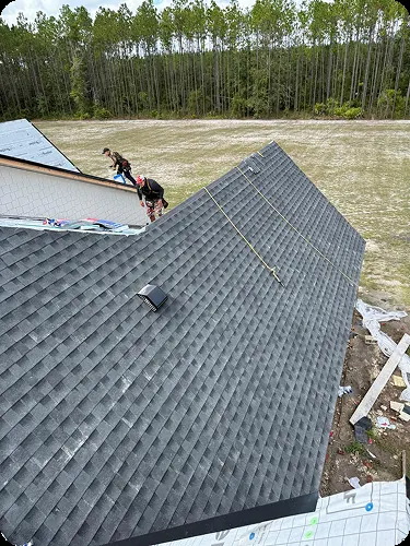 Equipo de MTZ Roofing instalando shingles