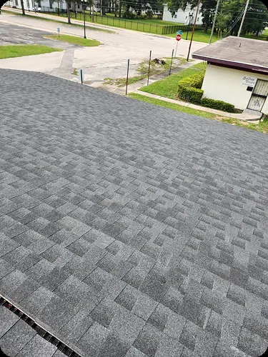 Techo de shingles terminado junto a la calle