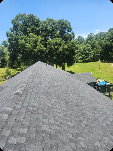 Techo a cuatro aguas con shingles grises terminado
