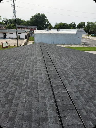 Cumbrera terminada en techo de shingles
