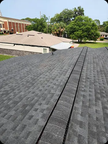 Cumbrera ventilada en techo de shingles