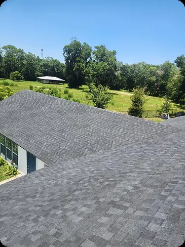 Encuentro de dos aguas con shingles nuevos
