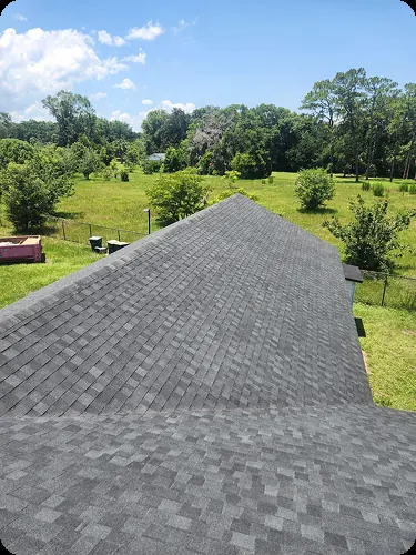 Techo de shingles nuevo con vista al jardín